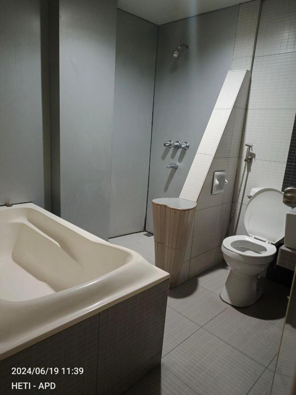 Harts Hotel-Кесон-Сити Экстерьер фото